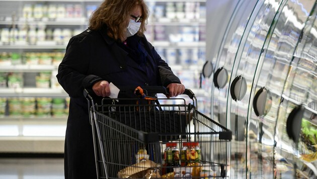 In Supermärkten gilt weiterhin die Maskenpflicht. Eine Petition fordert nun das Ende. (Bild: Ina Fassbender/AFP)