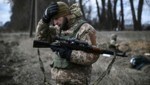 Ein ukrainischer Soldat (Bild: Aris Messinis / AFP)