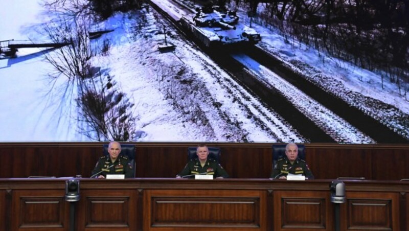 Sergej Rudskoj mit Ministeriumssprecher Igor Konaschenkow und Generalmajor Michail Misinzew am Freitag in Moskau (Bild: APA/AFP/NATALIA KOLESNIKOVA)