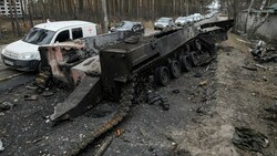 Ein zerstörter russischer Panzer vor Kiew - Der Vormarsch auf die ukrainische Hauptstadt wurde offenbar gestoppt. (Bild: AP)