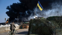 Zivilist in Kiew (Archivbild) (Bild: AP)