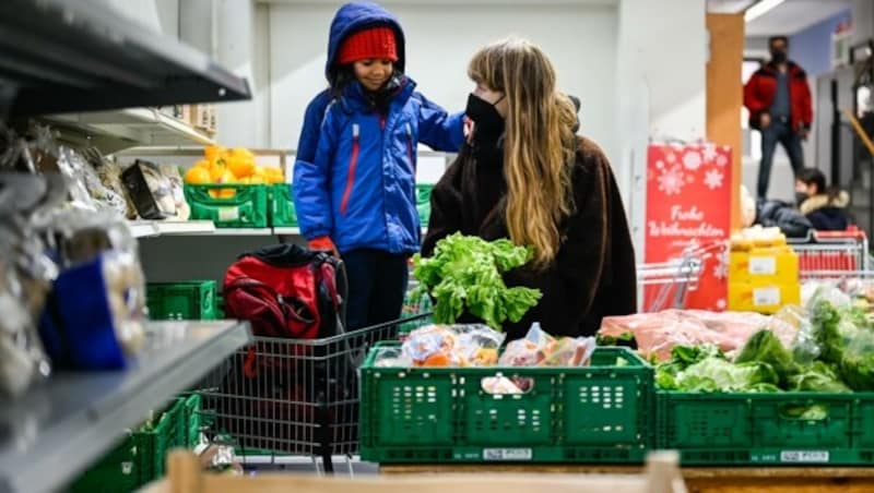 Immer mehr alleinerziehende Mütter und Senioren rutschen in Oberösterreich in die Armut. Die Teuerungen machen derzeit vielen enorm zu schaffen. (Bild: Alexander Schwarzl)