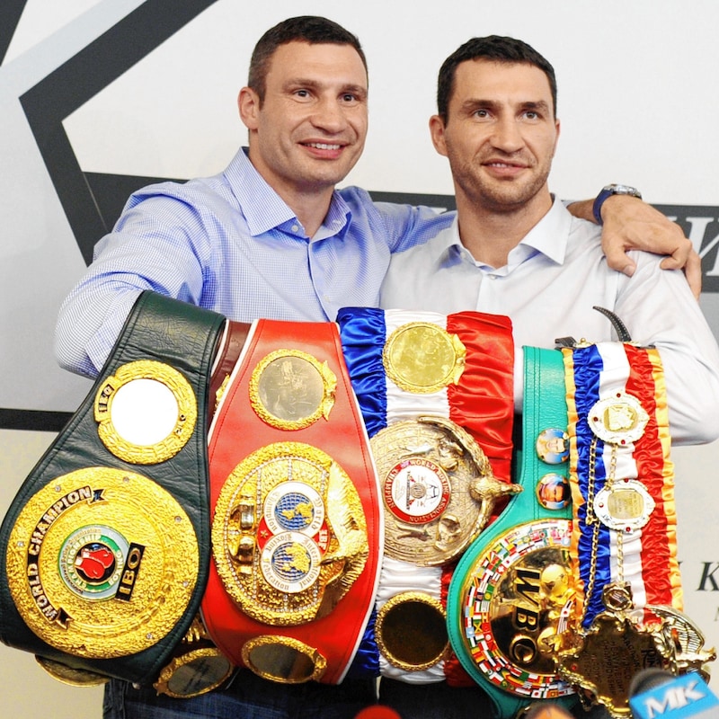 2011 in Moskau: Vitali (links) gratuliert seinem Bruder Wladimir zum Boxsieg gegen den Briten David Haye. (Bild: AFP)