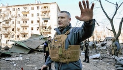 Vitali Klitschko in schusssicherer Weste in seiner zerstörten Heimatstadt (Bild: AFP/Sergei Supinski, Krone KREATIV)
