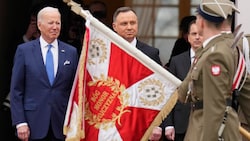 Joe Biden und Andrzej Duda in Warschau (Bild: AP Photo/Czarek Sokolowski)