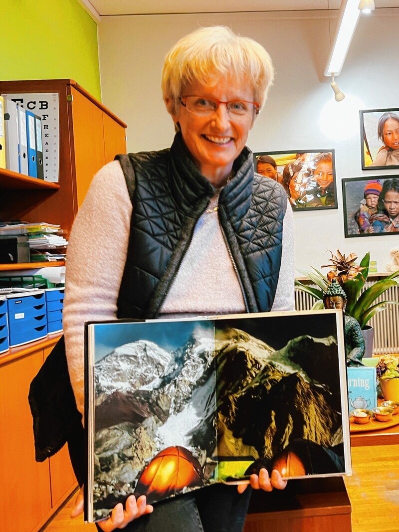 Die „Bergkrone“ besuchte Henriette Eberwein in der Mittelschule Gabelsbergerstraße in Innsbruck, die sie als Direktorin leitet. Doch nur die wenigsten Schüler und Kollegen wissen, dass ihre Schulleiterin eine der ersten Extrembergsteigerinnen Österreichs war. (Bild: Wallner Hannes)