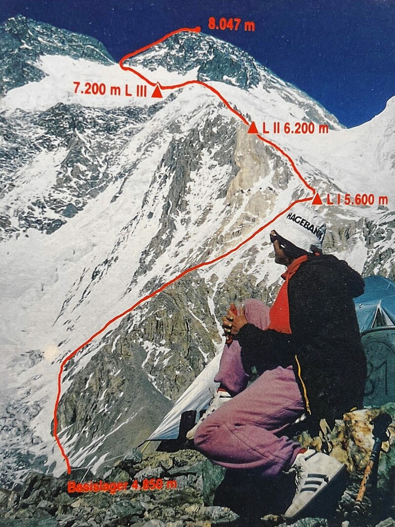 Henriette vor dem Broad Peak mit eingezeichnetem Routenverlauf. (Bild: Wallner Hannes)