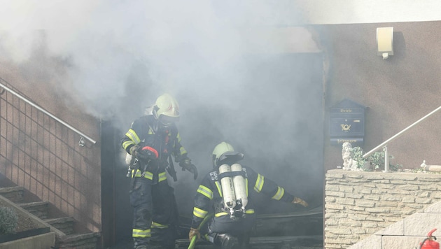 Mit schwerem Atemschutz gingen die Helfer in Schweinbach gegen die Flammen vo (Bild: Team Fotokerschi.at)