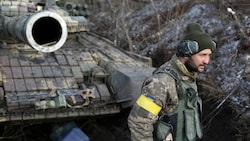 Ein ukrainischer Soldat in der Region Luhansk. (Bild: APA/AFP/Anatolii Stepanov)