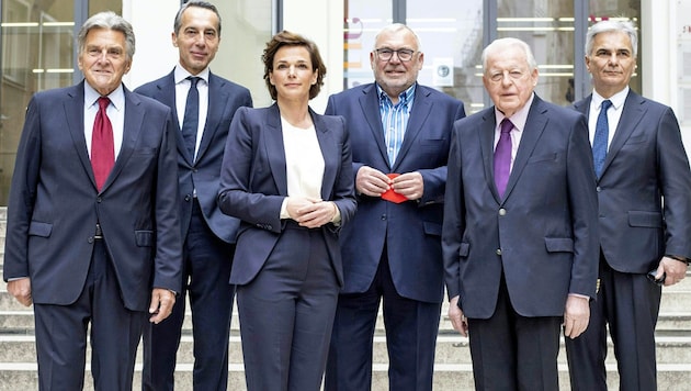 Rendi-Wagner und die SPÖ-Altkanzler Klima, Kern, Gusenbauer, Vranitzky und Faymann (v.l.) (Bild: APA/TOBIAS STEINMAURER)