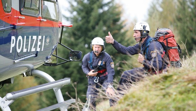 Im Zusammenspiel mit den Flugkräften ermittelt die Alpinpolizei auch in lichtesten Höhen. (Bild: Guttmann Bruno)