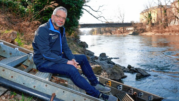 Laut langjährigem Mittel sollte die Mur auf jener Höhe fließen, wo Robert Schatzl sitzt (Bild: Erwin Scheriau / KRONE)