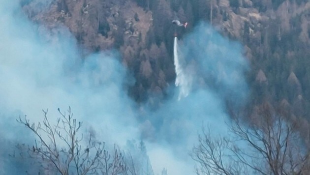 También se desplegaron dos helicópteros de la policía para extinguir el fuego.  (Imagen: Walter Egger)
