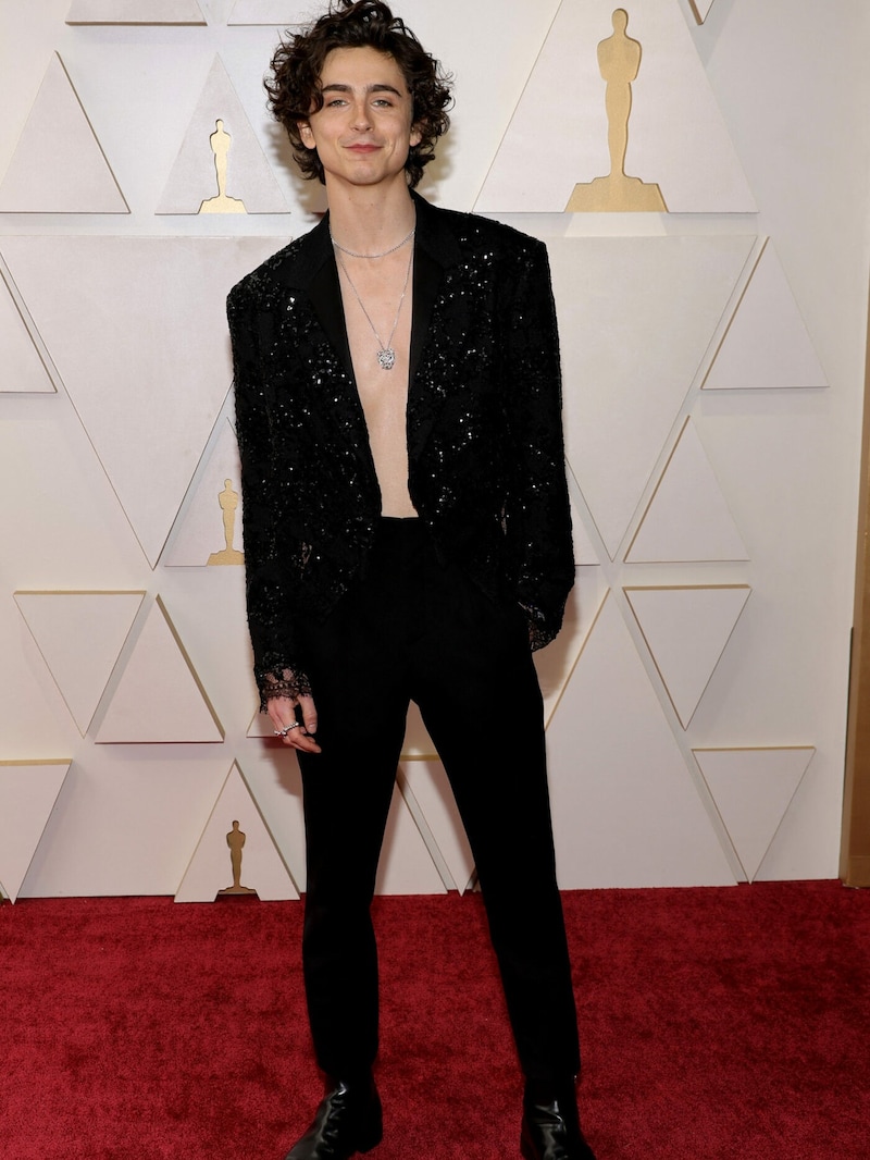 Timothée Chalamet ließ unter seinem Glitzer-Anzug von Louis Vuitton einfach mal das Hemd weg. (Bild: 2022 Getty Images)