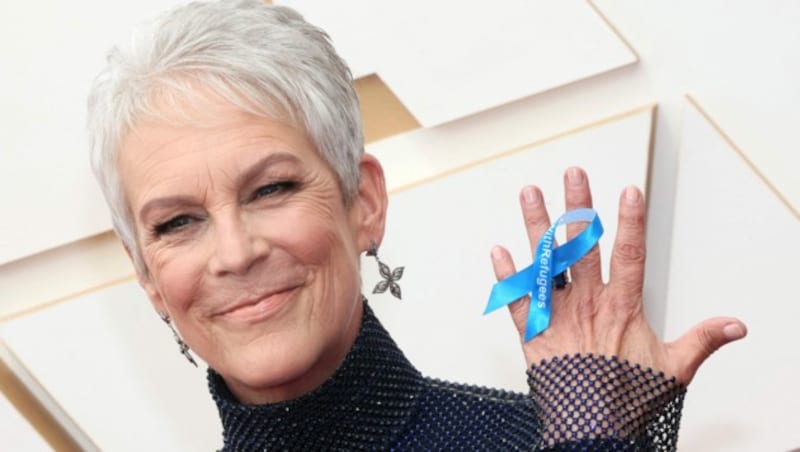 Jamie Lee Curtis zeigt ihr Solidaritätsbändchen für Flüchtlinge aus der Ukraine. (Bild: APA/David Livingston/Getty Images/AFP )