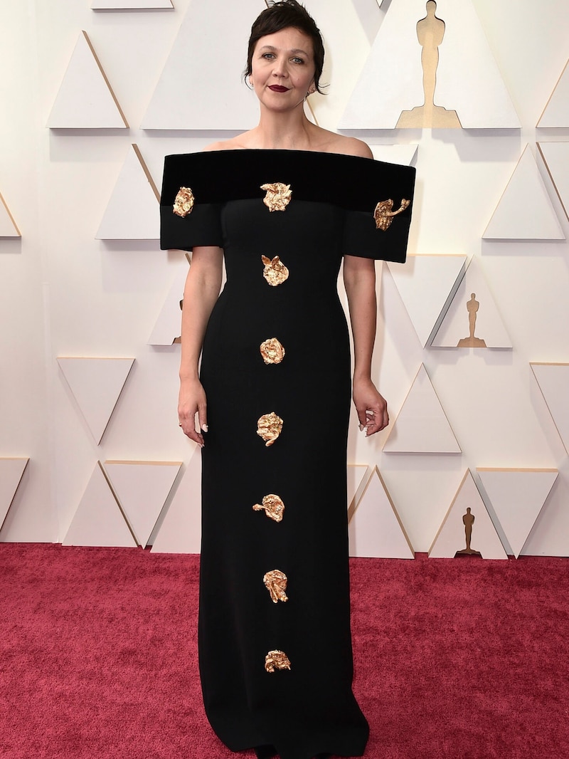 Maggie Gyllenhaal trug ein Kleid mit Gold-Ornamenten von Schiaparelli. (Bild: Jordan Strauss/Invision/AP)