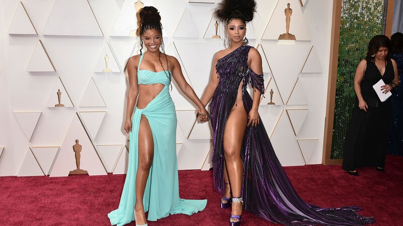 Halle Bailey und Chloe Bailey zeigten viel Haut am Red Carpet. (Bild: Jordan Strauss/Invision/AP)