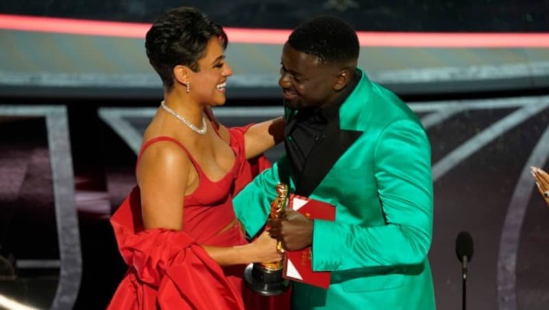 Ariana DeBoseholte sich ihren Oscar bei Daniel Kaluuya ab. (Bild: Chris Pizzello/Invision/AP)