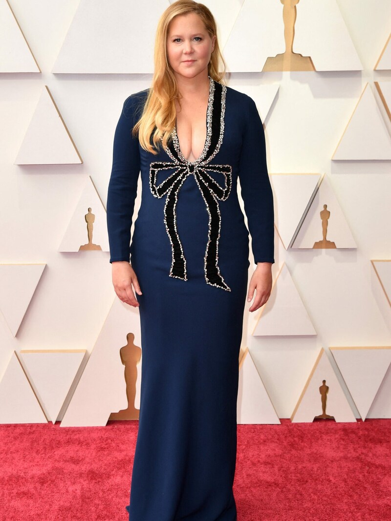 Amy Schumer in einer Robe von Oscar de la Renta mit Glitzer-Schleife am Dekolleté (Bild: AFP )