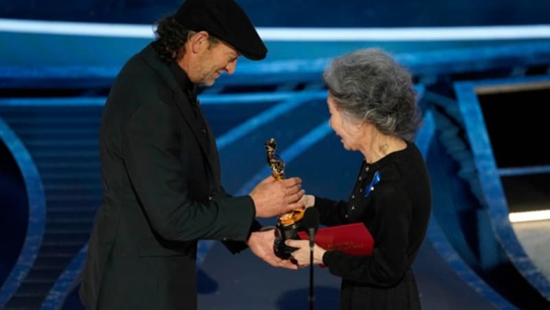 Youn Yuh-jung überreichte Troy Kotsur den Oscar. (Bild: Chris Pizzello/Invision/AP)