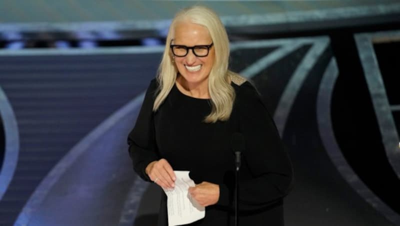 Jane Campion akzeptiert ihren Regie-Oscar für den Film „The Power of the Dog“. (Bild: APA/AP Photo/Chris Pizzello)