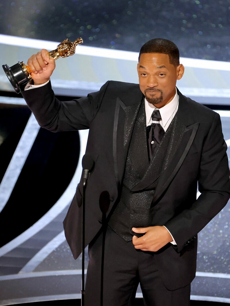 Will Smith hält seinen Oscar hoch. (Bild: APA/Neilson Barnard/Getty Images/AFP)