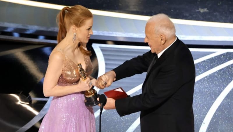 Anthony Hopkins überreichte Jessica Chastain den Oscar. (Bild: 2022 Getty Images)