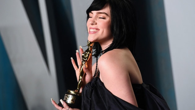 Die US-Musikerin Billie Eilish wurde für den Song zum „James Bond“-Streifen „No Time to Die“ mit einem Oscar ausgezeichnet. Ob das auch ein gutes Omen für den kommenden Start von „Barbie“ sein wird? (Bild: APA/AFP/Patrick T. FALLON)