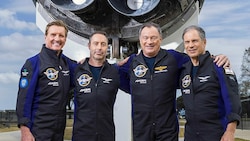 Kommandant López-Alegría (dritter von links) mit der Crew der Mission Ax-1 (Bild: Axiom Space)