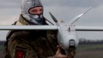 Die Drohneneinheit "Aerorozvidka" nutzt im Guerrilla-Kampf gegen Putins Truppen bewaffnete Mini-Drohnen, die auf jedem Acker starten können. (Bild: youtube.com/c/AEROROZVIDKA)
