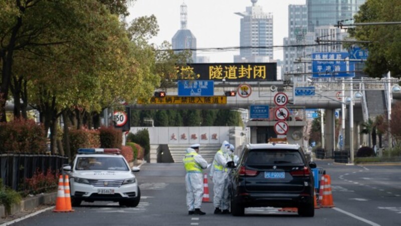 Eine Hälfte von Shanghai ist im Lockdown. (Bild: AP)