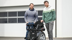 Lukas Rigler (l.) und Dominik Lorenz (r.) mit einem ihrer geländegängigen Rollstühle. (Bild: Alexander Schwarzl)