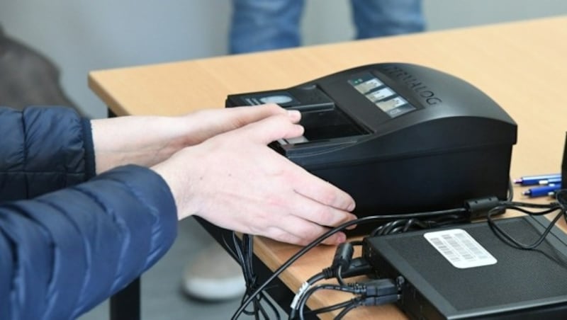 Bei der Ankunft werden die Fingerabdrücke registriert. (Bild: P. Huber)