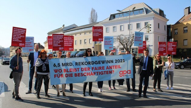 „Zebrastreifen-Aktion“ der Gewerkschaft GPA Kärnten mit den BetriebsrätInnen der regionalen Kreditinstitute (Bild: ÖGB Kärnten)