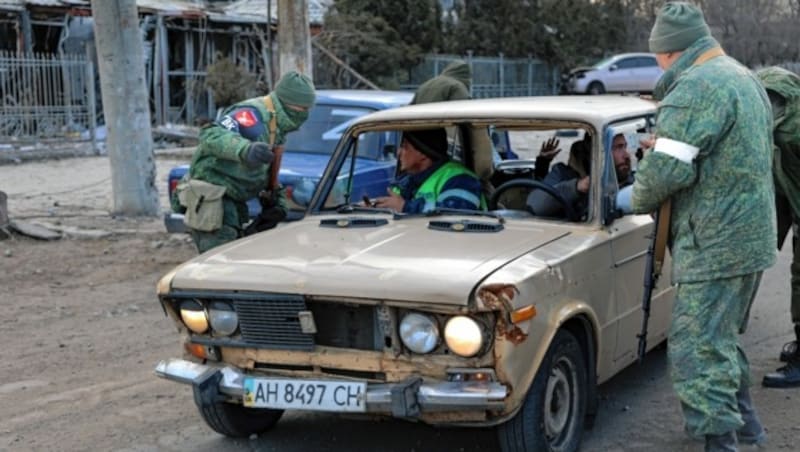 Prorussische Separatisten kontrollieren alle, die aus der Region Mariupol hinauswollen. (Bild: The Associated Press. All rights reserved)