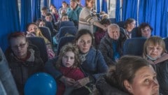 Ukrainische Flüchtlinge in einem Bus (Archivbild) (Bild: Angelos Tzortzinis / AFP)