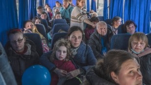 Ukrainische Flüchtlinge in einem Bus (Archivbild) (Bild: Angelos Tzortzinis / AFP)