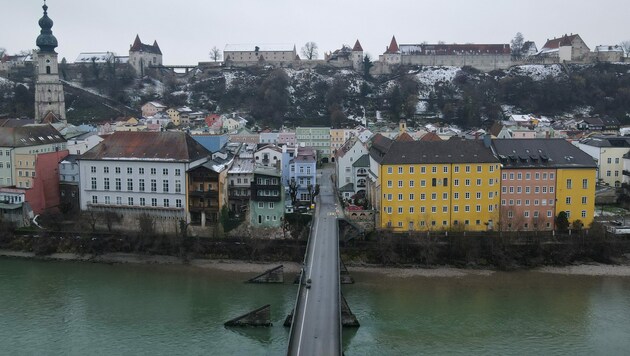 Die Grenzbrücke zwischen Ach (OÖ) und Burghausen (Bayern) (Bild: Pressefoto Scharinger © Daniel Scharinger)