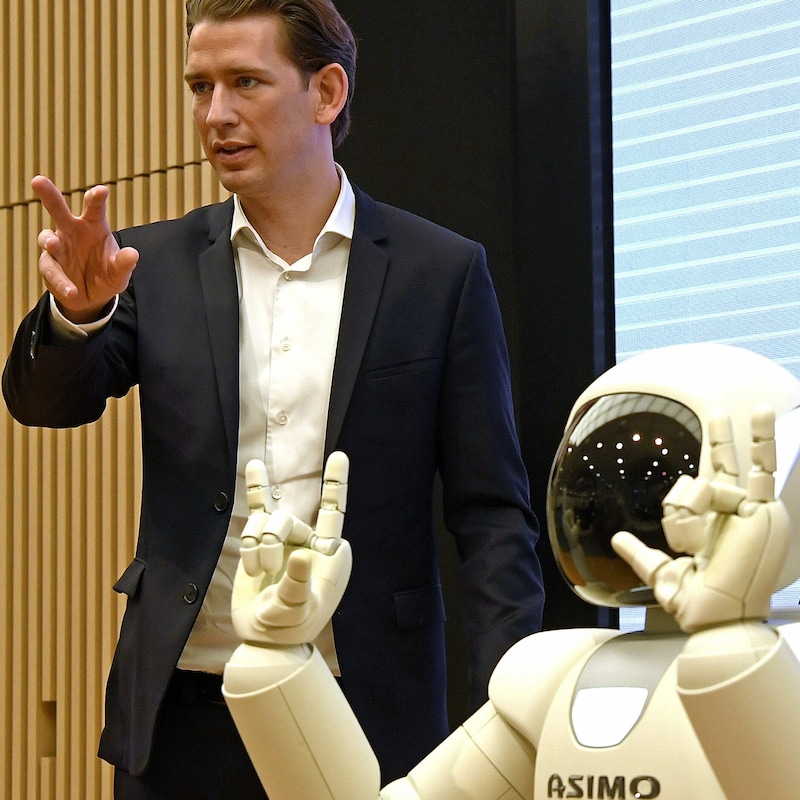 Ex-Kanzler Kurz traf „Asimo“ 2019 bei einem Japan-Besuch. (Bild: APA/HARALD SCHNEIDER)