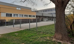 Das Opfer wurde in einem Raum der Schule in der Hoefftgasse gefunden.