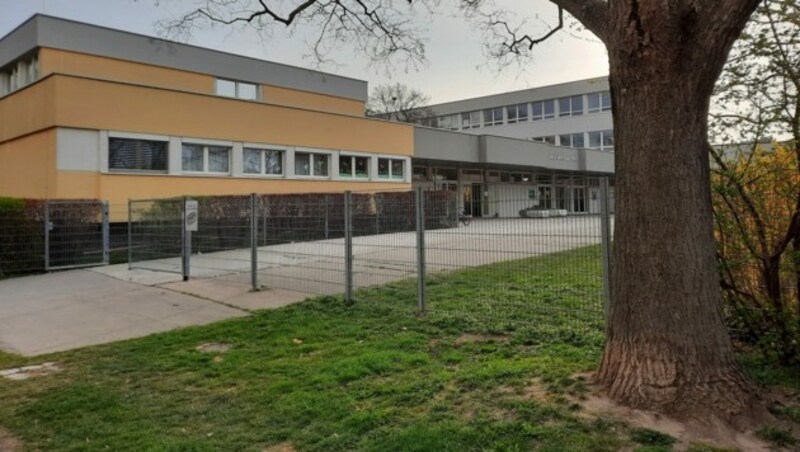 Das Opfer wurde in einem Raum der Schule in der Hoefftgasse gefunden. (Bild: Stefan Steinkogler)