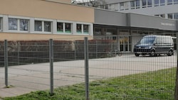 In dieser Volksschule in Simmering wurde Familienvater Harald S. mit unzähligen Messerstichen getötet. (Bild: Stefan Steinkogler)