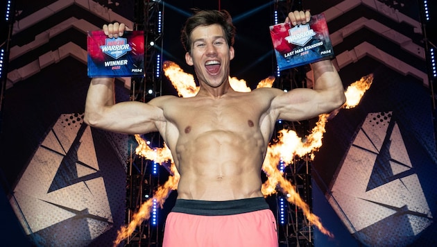 Joel Mattli aus der Schweiz als erster in der Showgeschichte den Titel „Ninja Warrior Austria“ und das Preisgeld in Höhe von 88.888 Euro. (Bild: Puls 4/Mathias Kniepeiss)