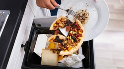 Auf der einen Seite Milliarden hungernde Menschen, auf der anderen Seite Lebensmittelverschwendung: Es gibt Tipps, wie man Letzteres vermeiden kann. (Bild: Andrey Popov, stock.adobe.com)
