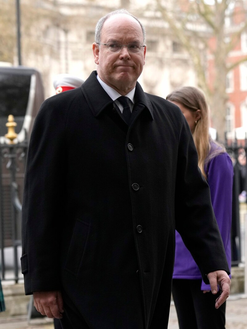 Fürst Albert auf dem Weg zur Trauerfeier für Prinz Philip (Bild: APA/AP Photo/Matt Dunham)