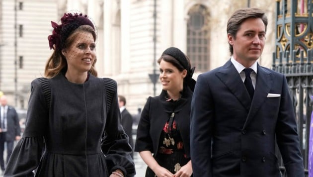 Prinzessin Beatrice, ihr Mann Edoardo Mapelli und Prinzessin Eugenie am Weg zum Gedenkgottesdienst für ihren Großvater Prinz Philip Westminster Abbey (Bild: APA/AP Photo/Matt Dunham)