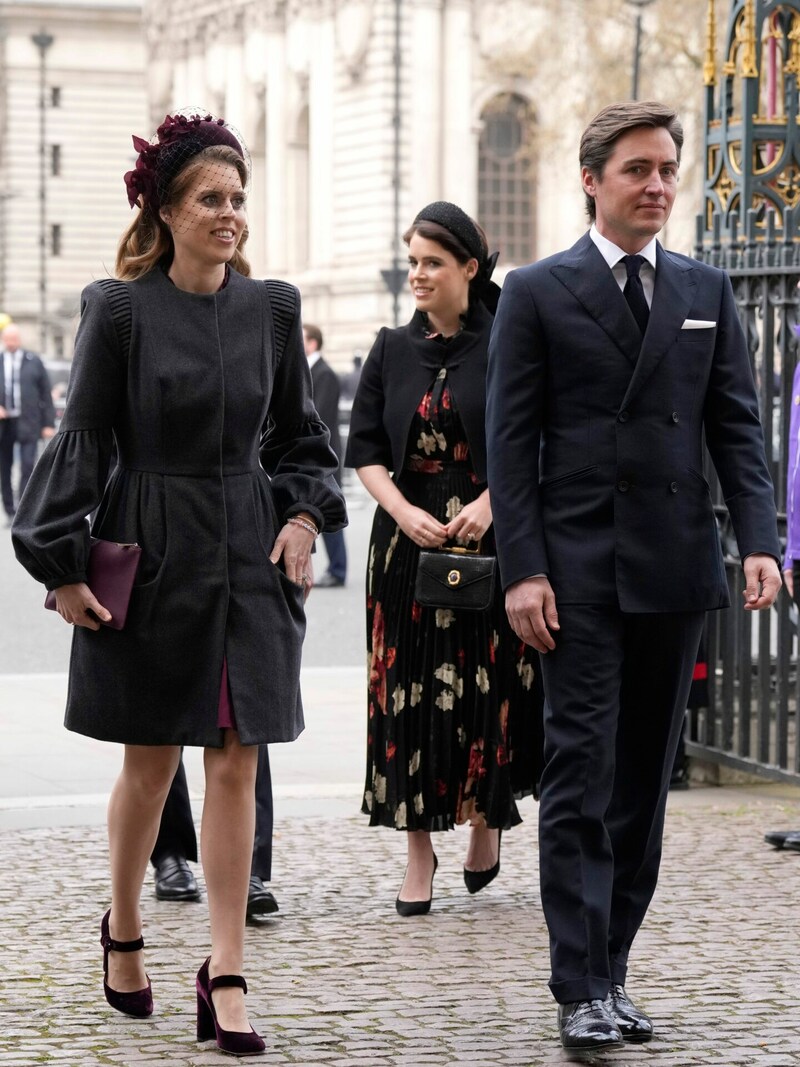 Prinzessin Beatrice, ihr Mann Edoardo Mapelli und Prinzessin Eugenie am Weg zum Gedenkgottesdienst für ihren Großvater Prinz Philip Westminster Abbey (Bild: APA/AP Photo/Matt Dunham)