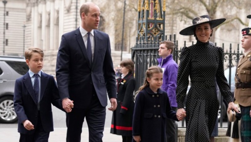 Prinz William und Herzogin Kate kommen mit ihren Kindern Prinz George und Prinzessin Charlotte zur Trauerfeier für Prinz Philip. Beim Begräbnis im Vorjahr waren sie noch nicht dabei. (Bild: APA/AP Photo/Matt Dunham)