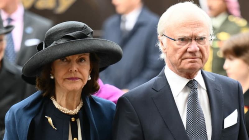 Das schwedische Königspaar auf dem Weg zum Gottesdienst für Prinz Philip (Bild: APA/Photo by Daniel LEAL/AFP)