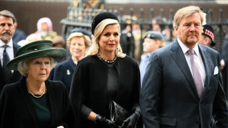 Niederlandes Ex-Königin Beatrix begleitete ihren Sohn König Willem-Alexander und dessen Ehefrau Maxima nach London. (Bild: AFP )